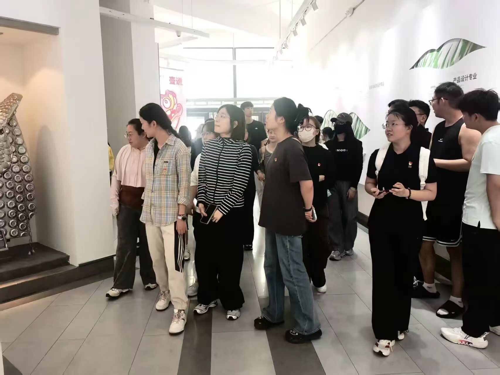 艺绘青春，以美润心 ——新闻传播学院学生第二党支部与设计学院本科生党支部联合开展毕业生作品展参观学习主题党日活动