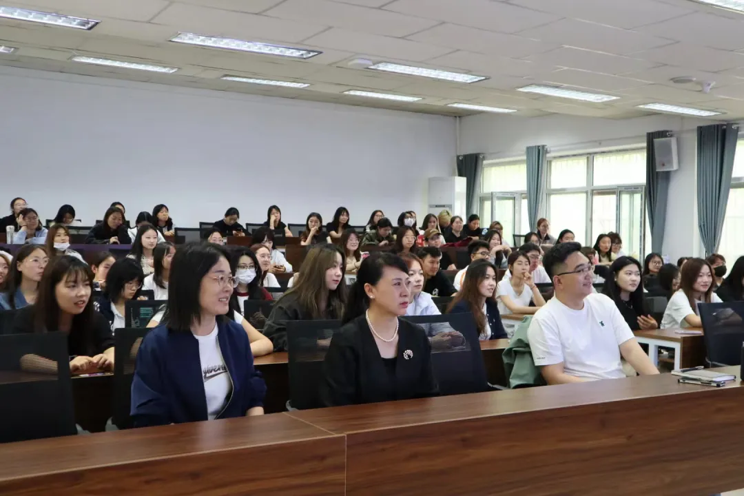 复旦大学新闻学院博士研究生做客萧乾实验班